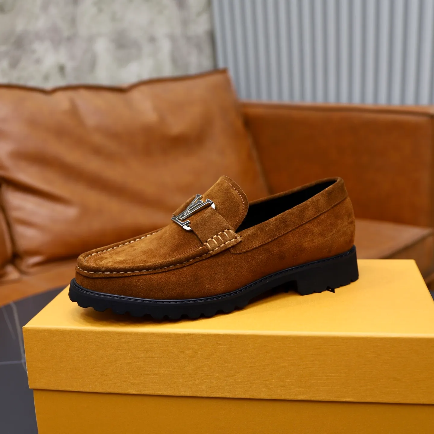 Ex-factory price: 600💰Louis Vuitton LV men's classic Oxford shoes, men's business formal boutique leather shoes, classic style, almond kernel exquisite toe, ultimate art, the whole shoe is made of imported cow leather (open edge beads), carefully selected, fine pores, excellent gloss, soft texture, strong toughness, durable and not easy to deform, apricot fetal cowhide leather lining, soft and comfortable, sweat-absorbent and breathable. Foam outsole, original box and dust bag packaging! Size: 38–44 (45/46 customized)